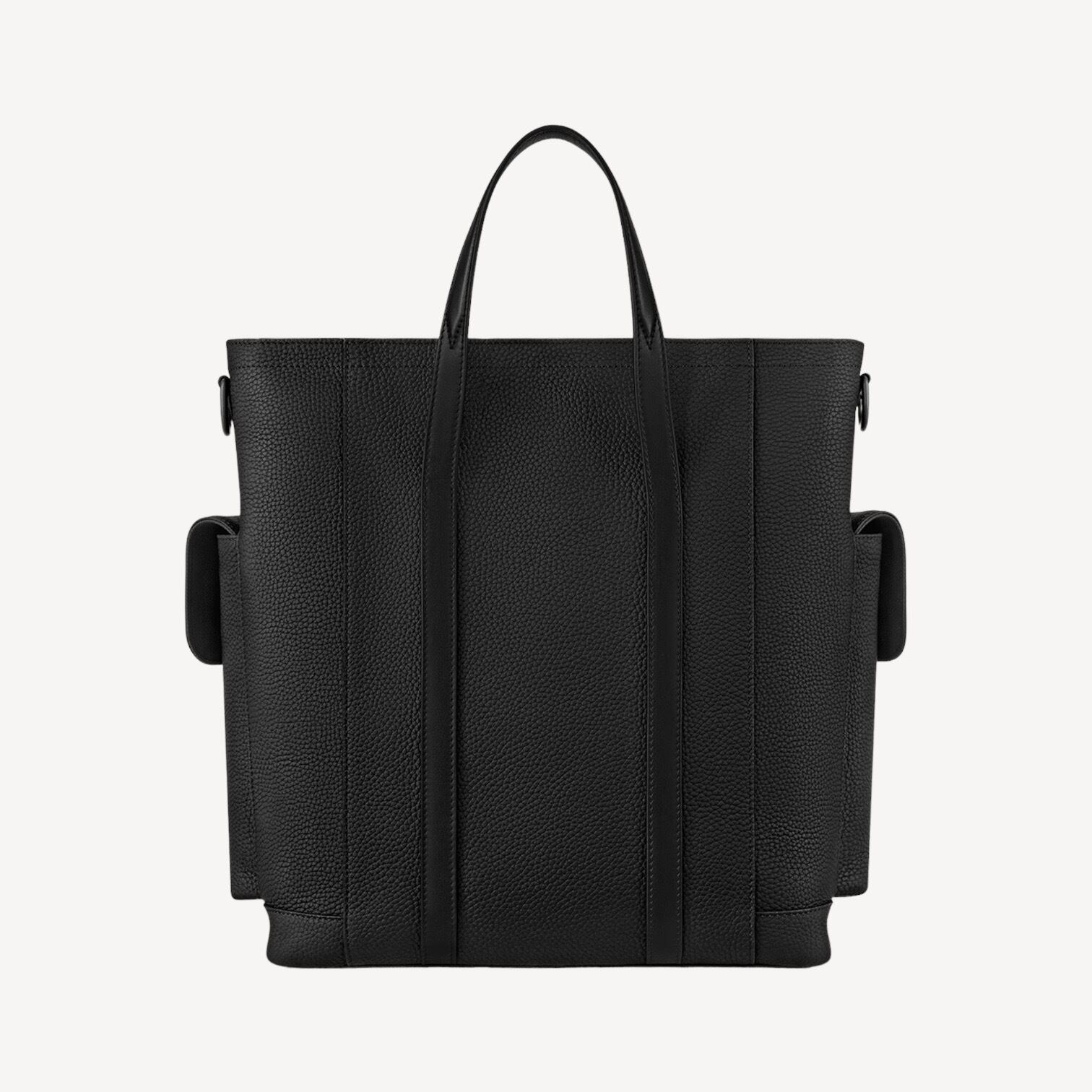 上品かつモダンな雰囲気に仕上げられたトートバッグ。LOUIS VUITTON