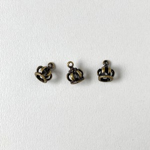 アンティーク風 透かし立体クラウンチャーム