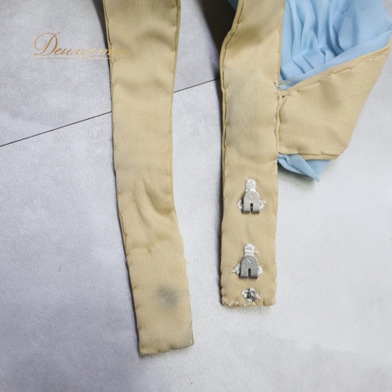 ベリーダンス オリエンタル 衣装 上下セット ブルー系 トップス スカート アーム アーム飾り 腕飾り 水色 花 ラインストーン ビーズ かわいい 明るい キラキラ 華やか ダンス衣装 イベント ステージ 華やか