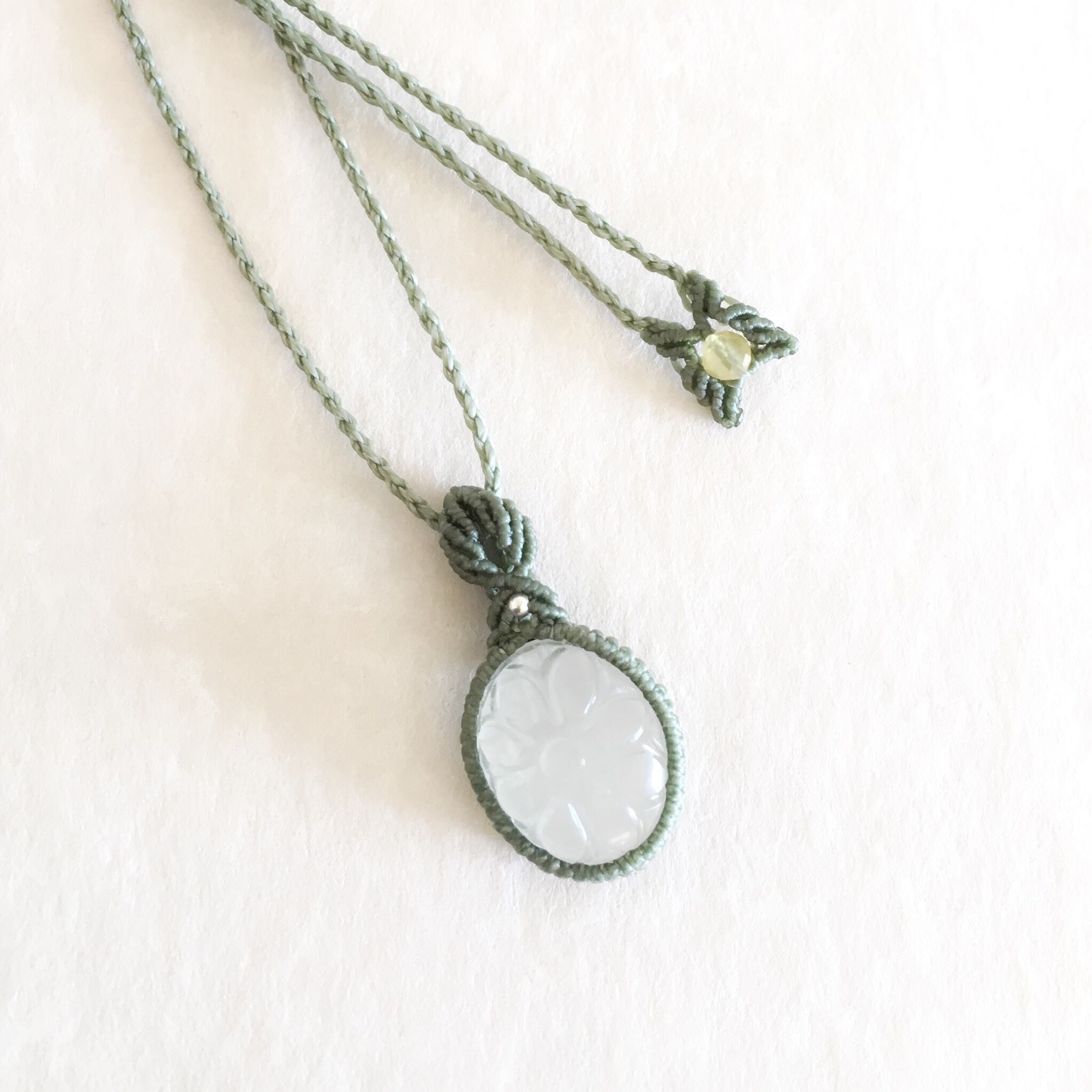 フラワーカーヴィング・ムーンストーン macramé necklace