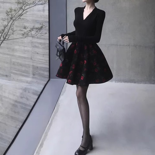 【2点セット】Vネックショートトップス＋フラワープリントフレアスカート ・73860