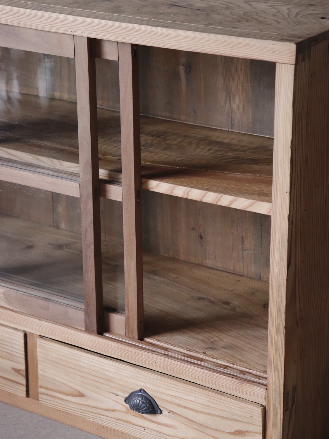 戸棚　中古品　アンティーク ガラス戸棚 横長 | アルドマ 古道具・古家具・アンティーク