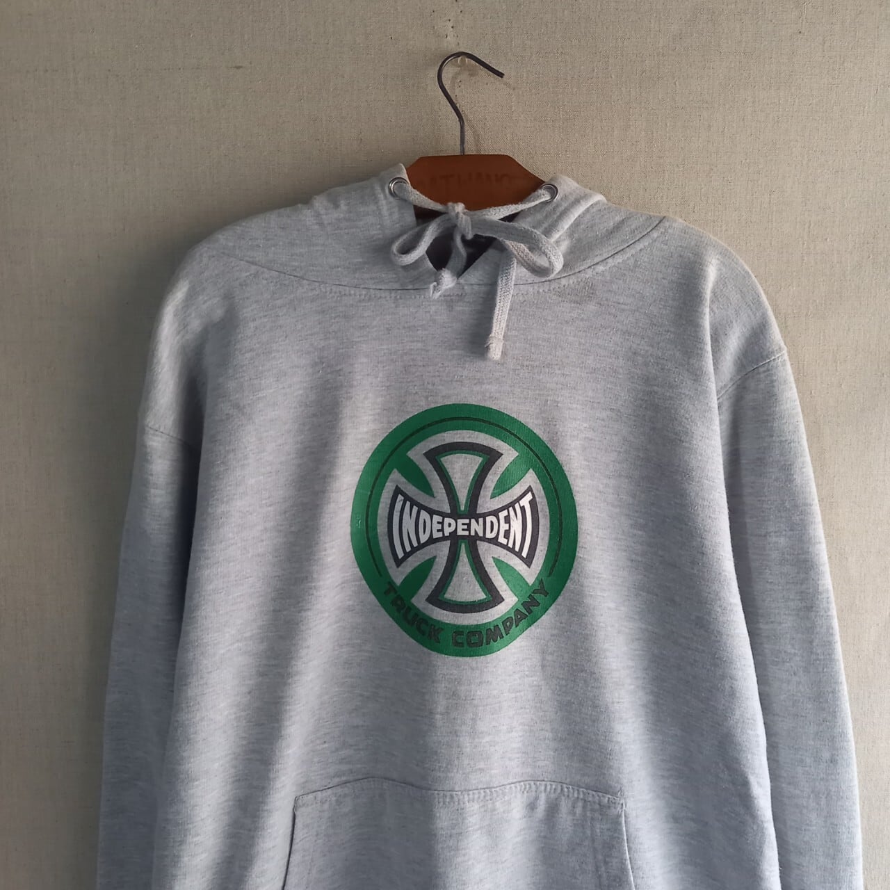 00s INDEPENDENT アイアンクロス パーカー Mサイズ位 INDEPENDENT アイアンクロス パーカー Mサイズ位 グレー | hedonist store