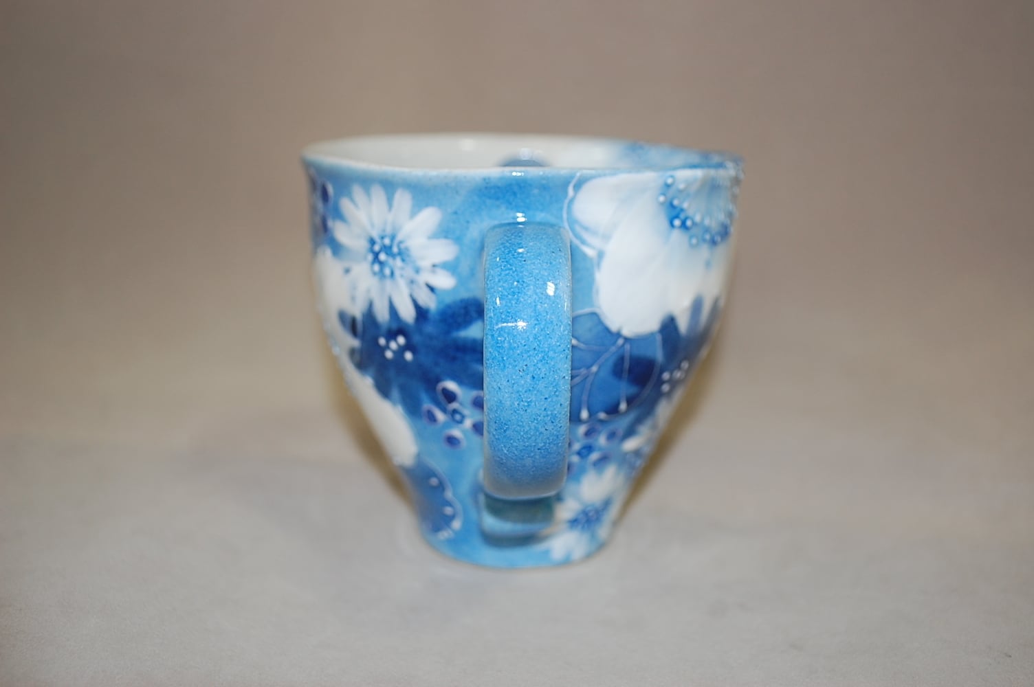 ゆずりは工房 藍彩白絵花マグ | 茶道具・趣味の陶器 萬谷