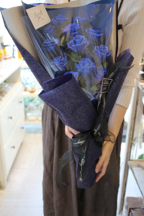 12輪の青い薔薇の花束 (茎付き）スリム