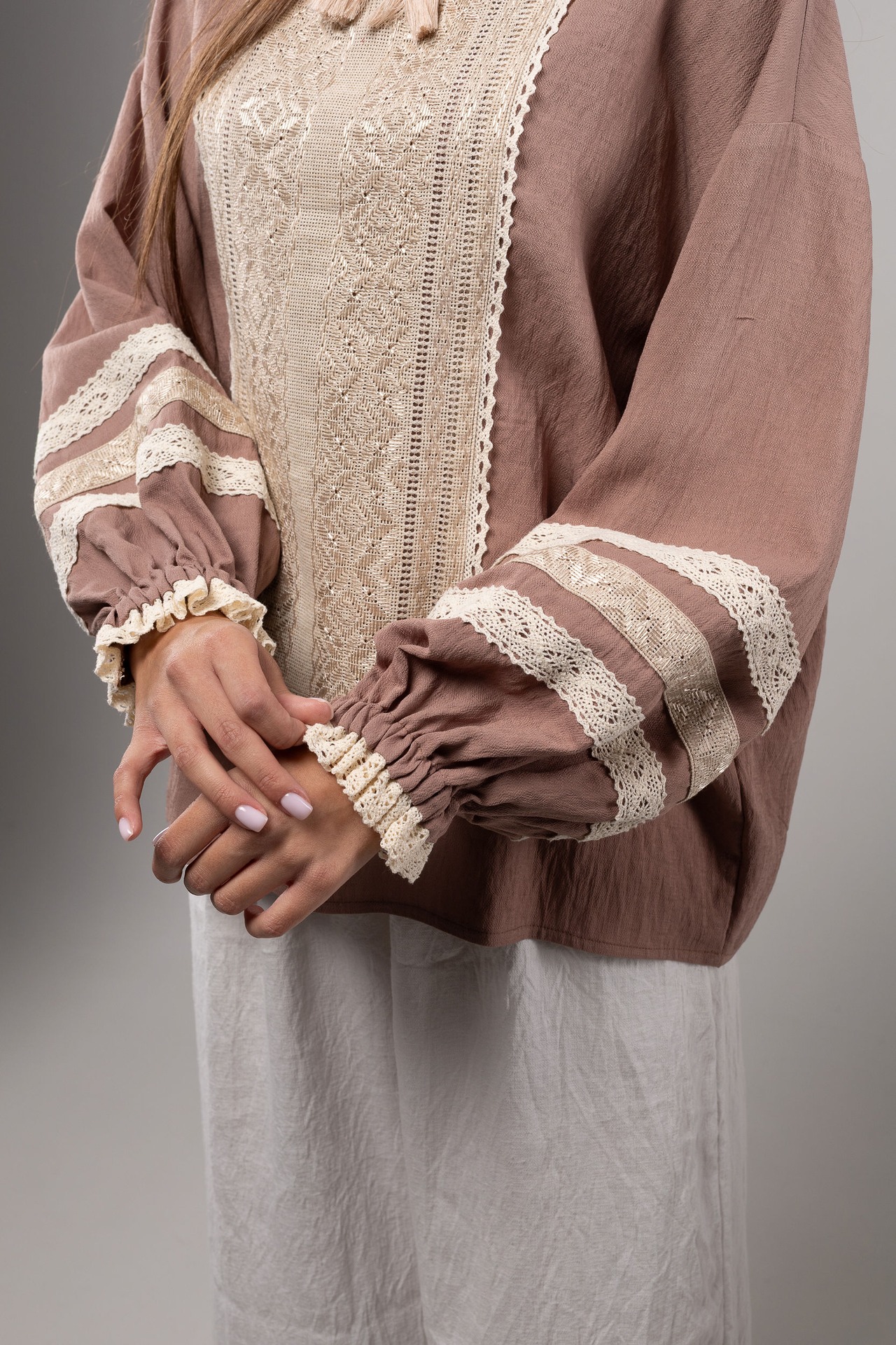 ウクライナ刺繍ヴィシヴァンカ グラージュ・ニジンカ（平行縫い）　シルク手刺繍　ブラウス　麻　レディース・フリーサイズ - 4