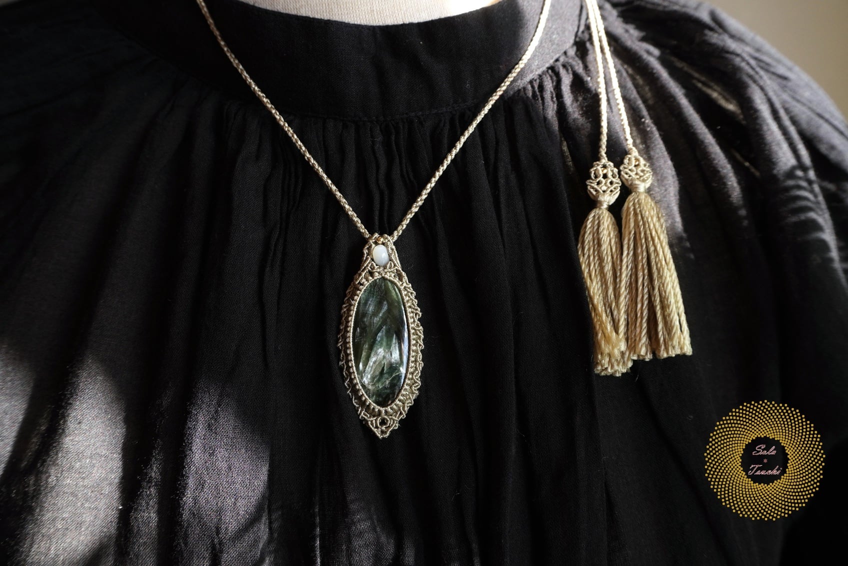 （絹糸）セラフィナイトのマクラメ編みペンダント 〜Light path〜