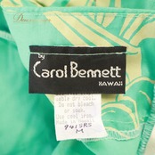 フラダンス 衣装 Carol Bennett ワンピース ドレス グリーン系 モンステラ柄 プルメリア柄 花柄 植物柄 ハワイアンプリント ハワイアン アロハ フラ ダンス レッスン 練習 ハワイアンダンス フリル イエロー系 黄緑 黄 華やか 鮮やか さわやか かわいい おしゃれ 上品 大人っぽい