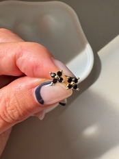 クロフラワーミニピアス