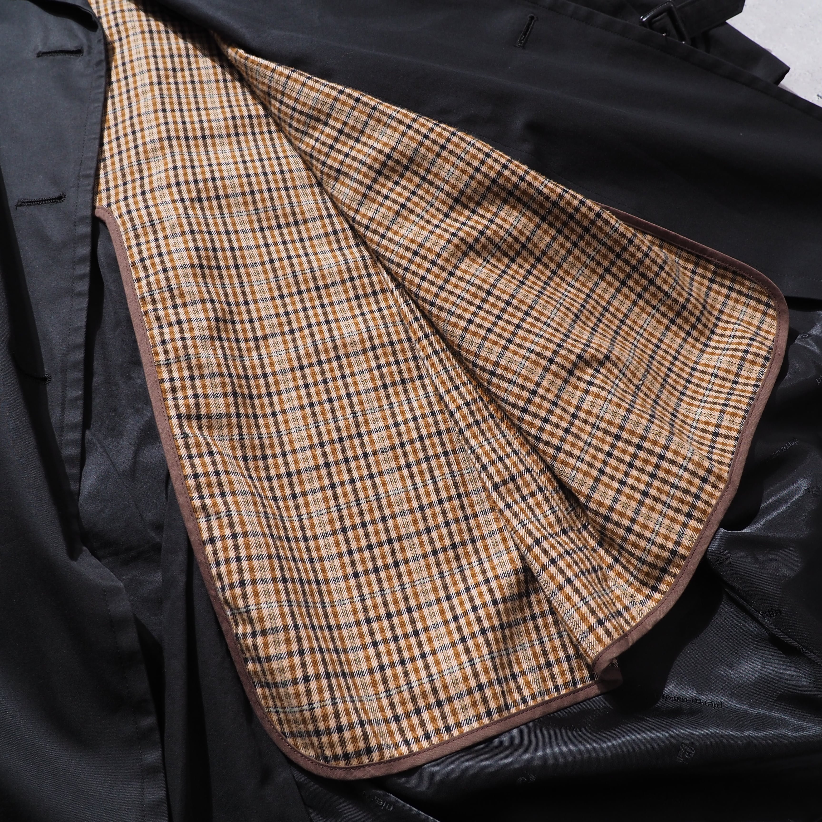 完品 ” Old Pierre cardin ” Beautiful silhouett Black mode vintage trench coat