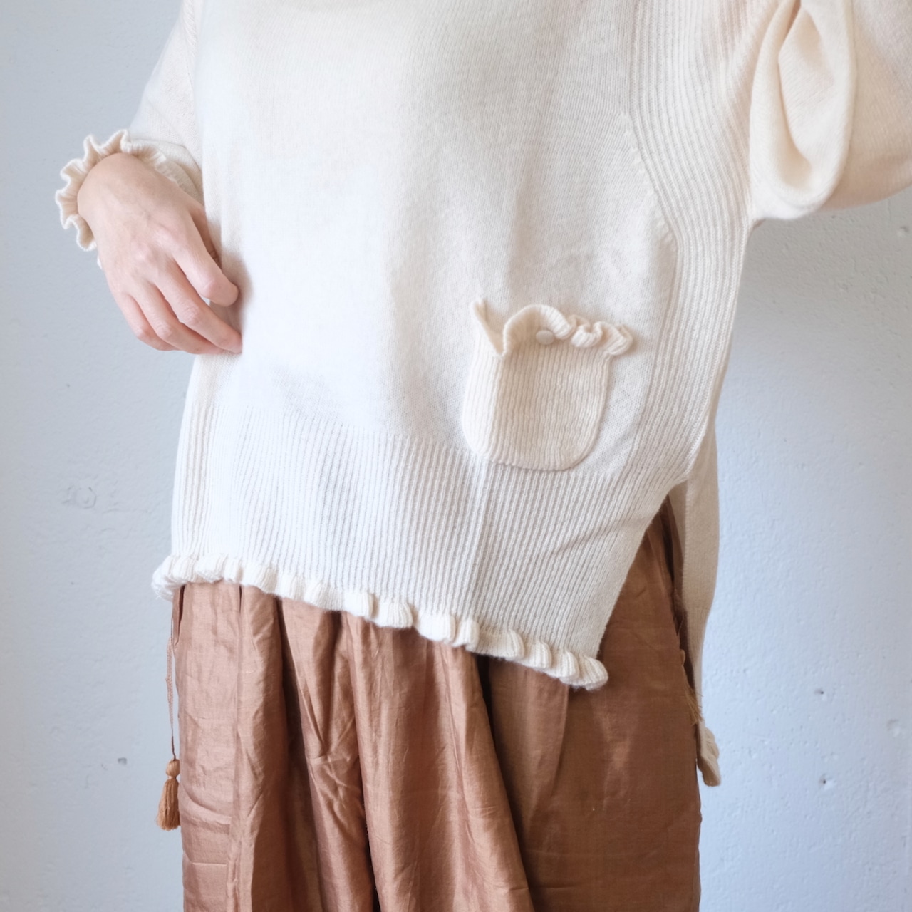 TOWAVASE(トワヴァーズ)Volant turtle neck cashemere 1ply カシミヤ タートルネックセーター(アイボリー)