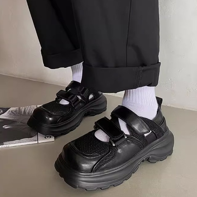 黒色のマジックテープ付メッシュスニーカー