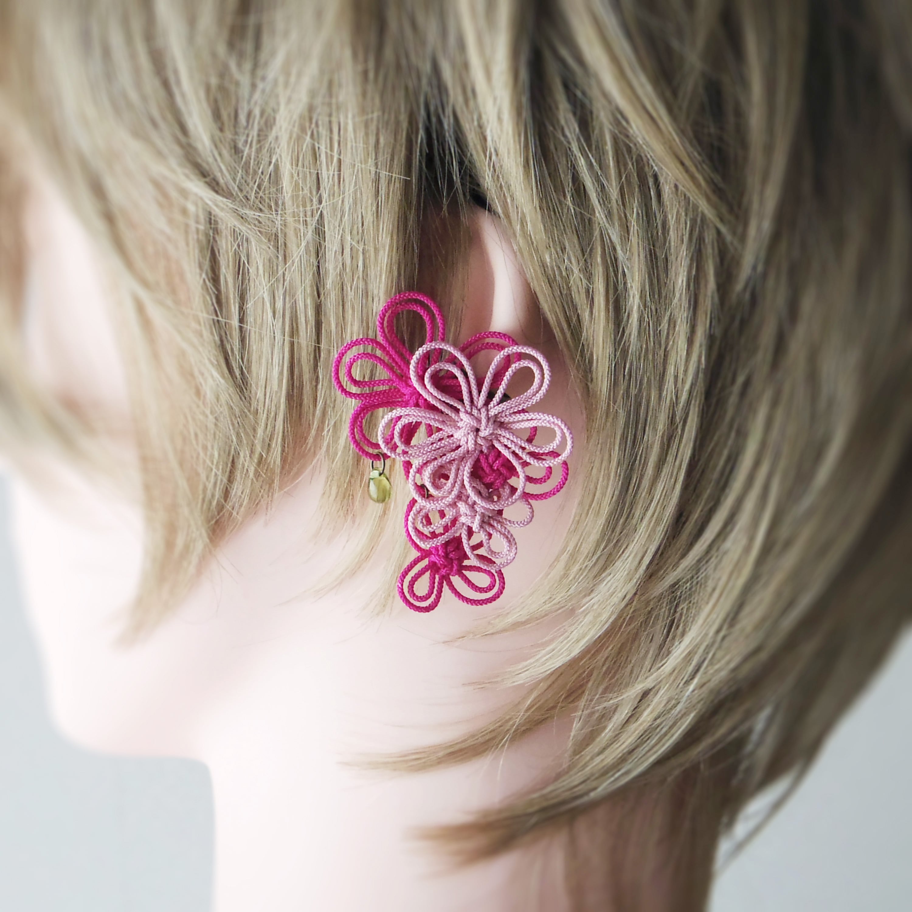 かたっぽイヤーカフ「ひさし咲々」(淡ピンク×濃ピンク)