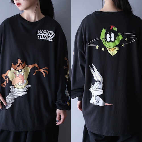 "LOONEY TUNES" random position character design l/s tee