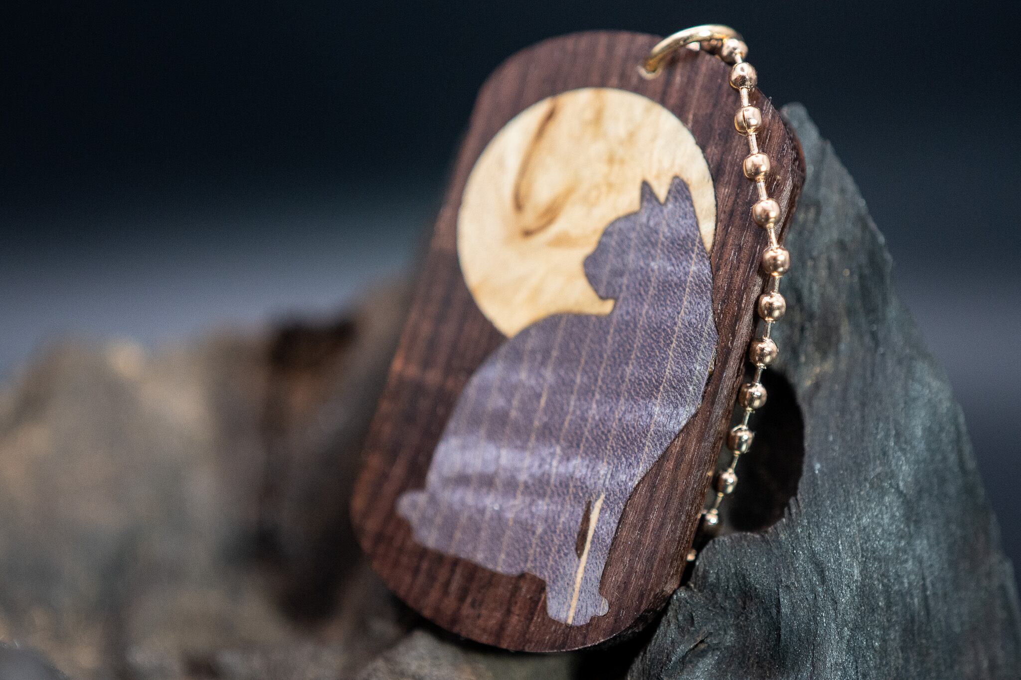 ※【王室御用達 】キングウッド ドッグタグ象嵌 優雅に座る猫