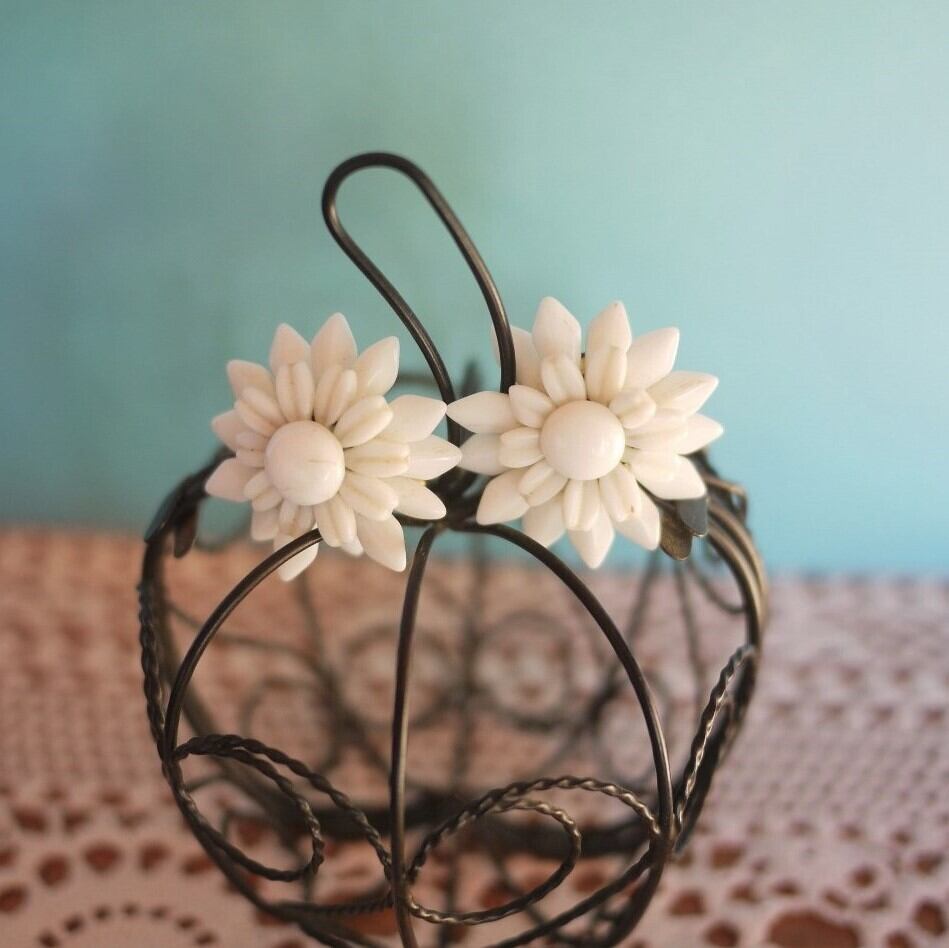 ミルクガラス 花のイヤリング ドイツヴィンテージ