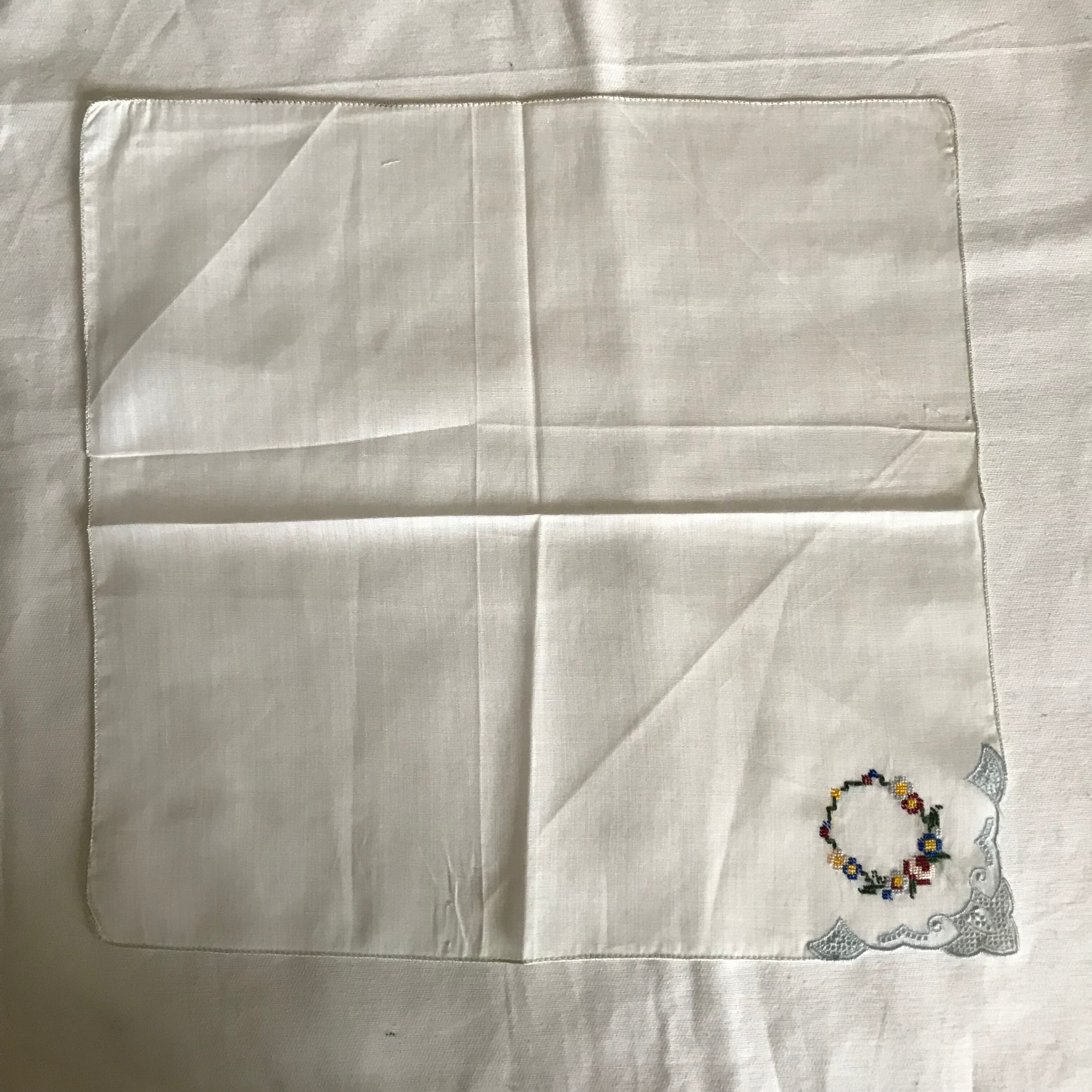 リースが刺繍された布 | tsuitachi craft&brocante