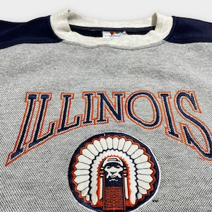 【Midwest Embroidery】カレッジ イリノイ大学 ILLINOIS 刺繍ロゴ インディアン スウェット トレーナー プルオーバー 切替 グレー US古着