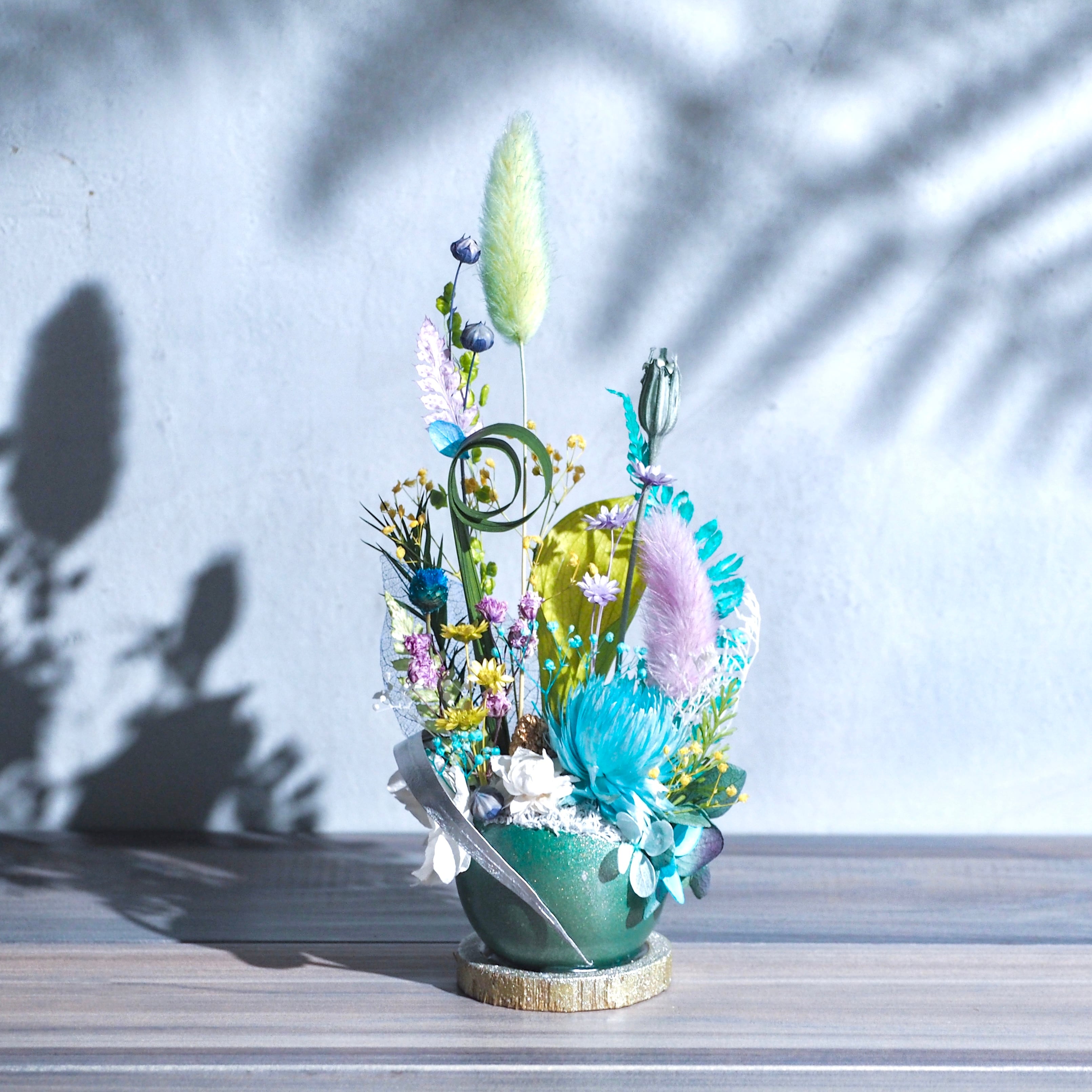 陶器のピンクの卵の中にお花の妖精の人形が眠っています。 陶器のピンクの卵の中にお花の妖精の人形が眠っています。 【公式通販】