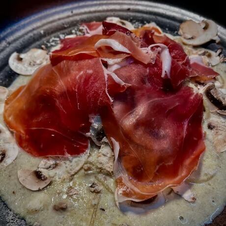 削りたて生ハムの濃厚マッシュルームクリーム