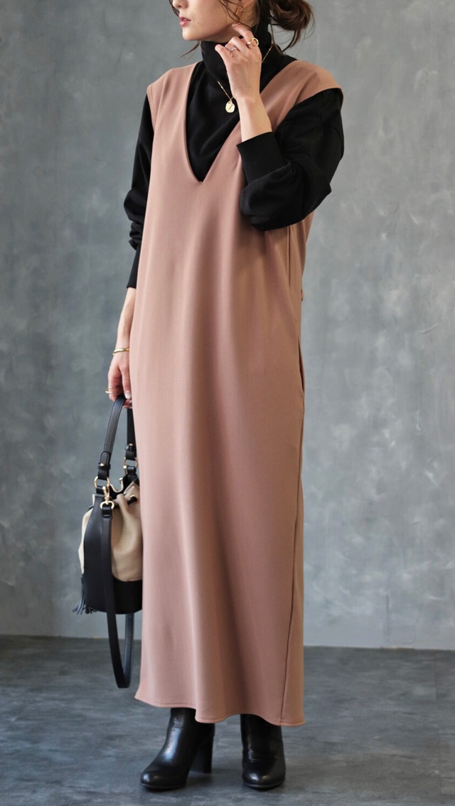 Vネックノースリワンピース