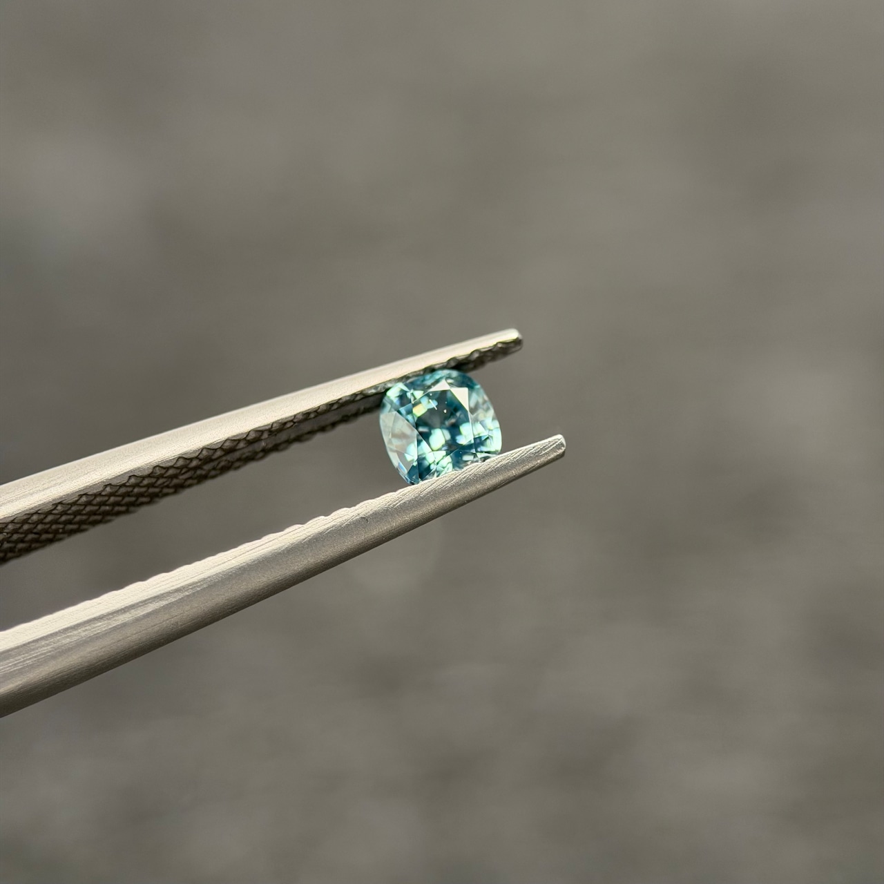 カラーチェンジジルコン 4.2x3.9mm, 0.43ct, ミャンマー産