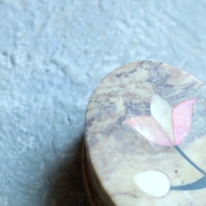 天然石でできた、可愛いお花の小物入れ 2