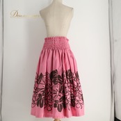 フラダンス 衣装 TAHITI IMPORTS タヒチインポーツ Muu Muu Mama パウスカート フラダンス ピンク系 花柄 植物柄 モンステラ柄 ハワイアンプリント ハワイアン アロハ フラ ダンス レッスン 練習 ハワイアンダンス ブラウン系 ピンク 茶 シングル スカート 華やか 鮮やか かわいい おしゃれ