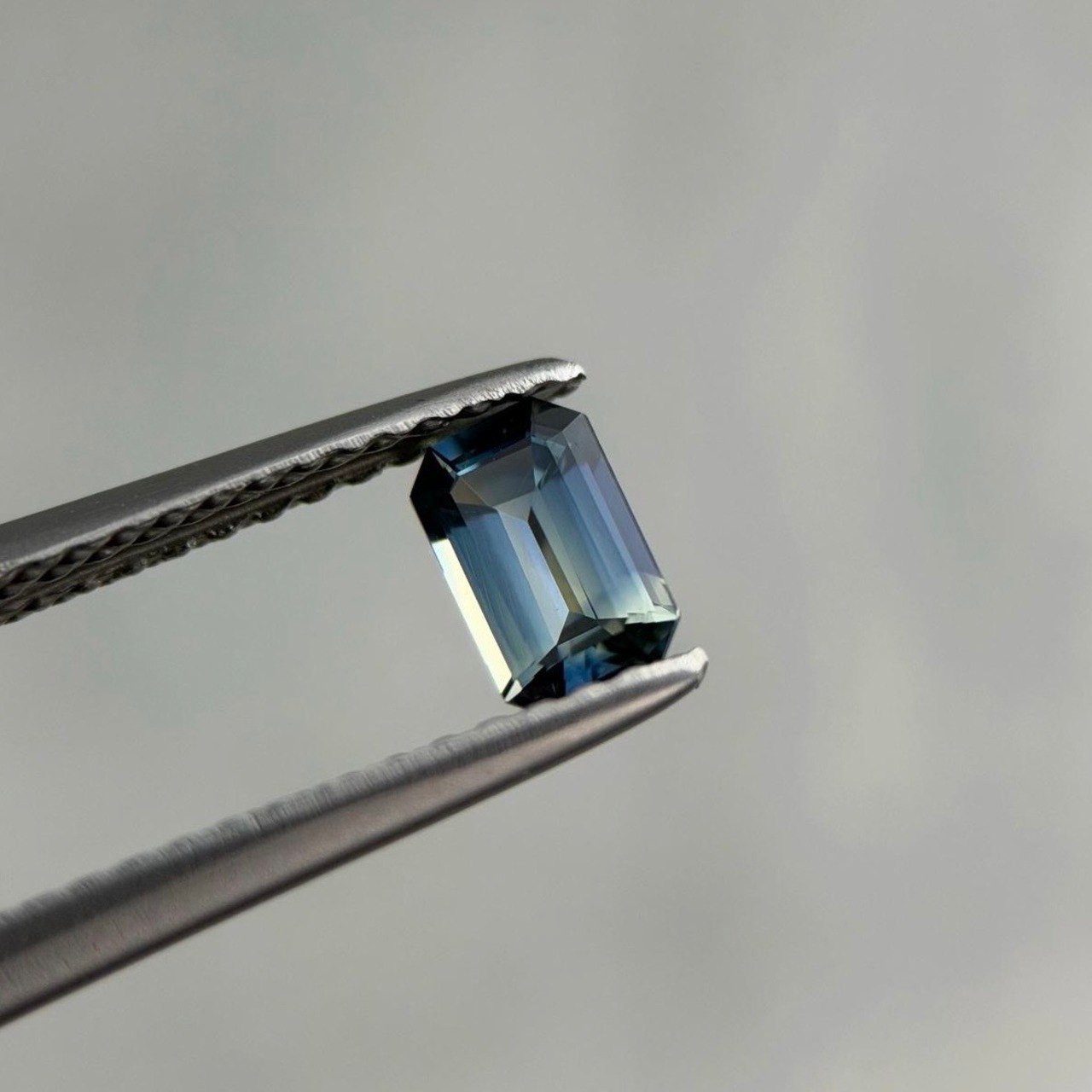 非加熱グラデーションカラーサファイア エメラルドカット 5.5x3.5mm, 0.40ct, マダガスカル産