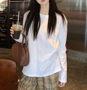 オーバーサイズ シンプル 長袖 ロンT レディース トップス カットソー プルオーバー インナー 丈長 ミディアム 長袖 ドロップショルダー ラウンドネック 襟なし ストリート かわいい 大人可愛い カジュアル おしゃれ かっこいい こなれ感 メンズライク ボーイッシュ ルーズ ベーシック 無地 春 秋 冬 ママ 通勤 学生 学校 通学 デート お出かけ 旅行 公園 女子会 休日 カフェ 重ね着 体型カバー 普段使い 着回し M L XL 2XL 大きいサイズ ゆったり 白 ホワイト 黒 ブラック