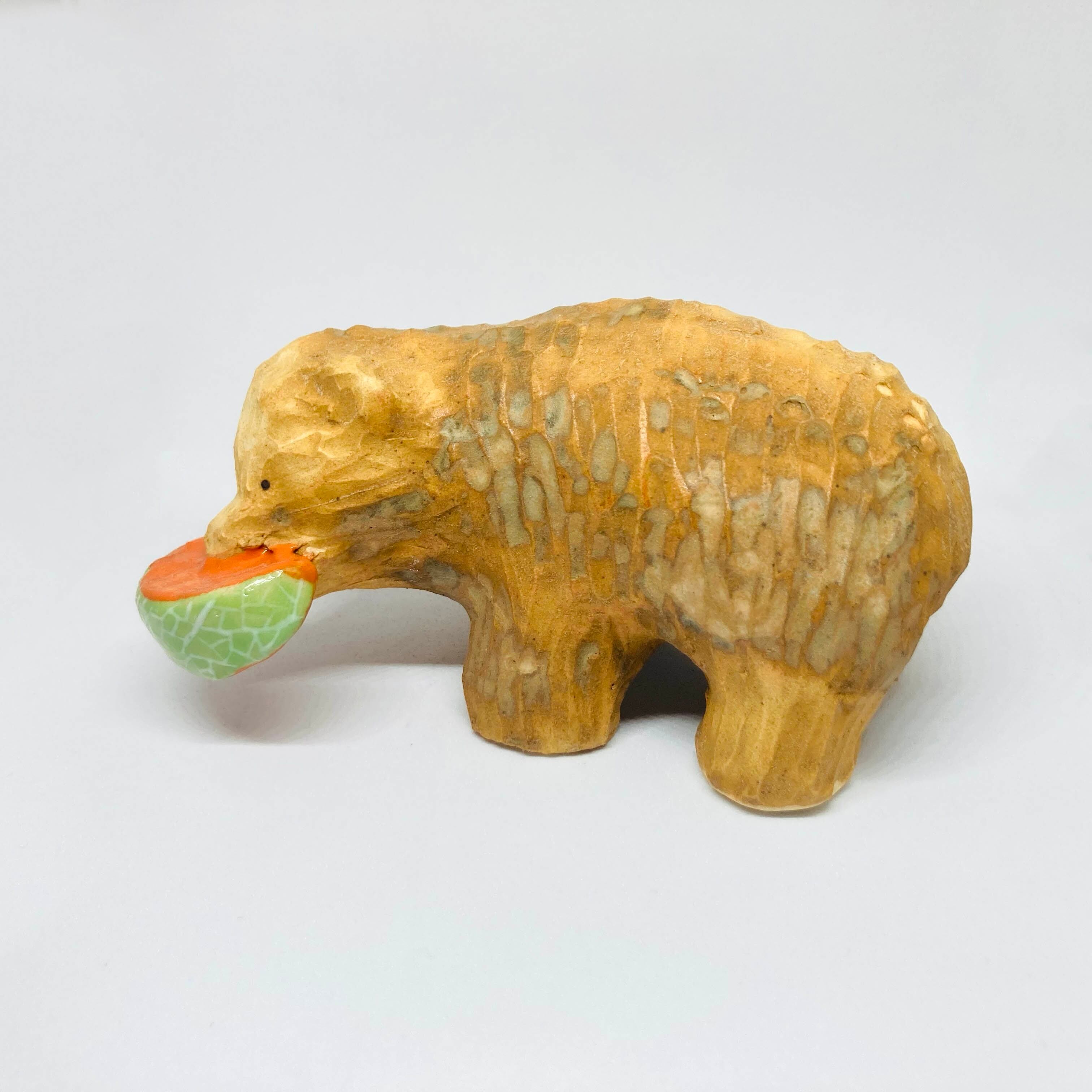 おおきい木彫り熊（赤肉メロン）の置き物 / すずきたまみ / 陶芸作品