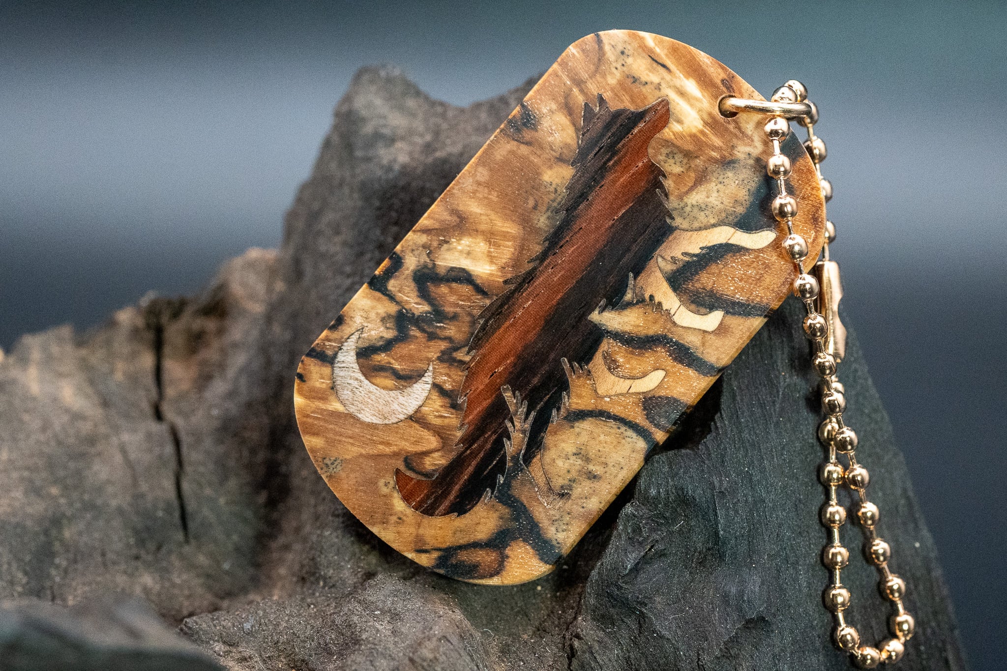 【 北欧の銘木 】スポルテッドマスールバーチドッグタグ 象嵌 闊歩