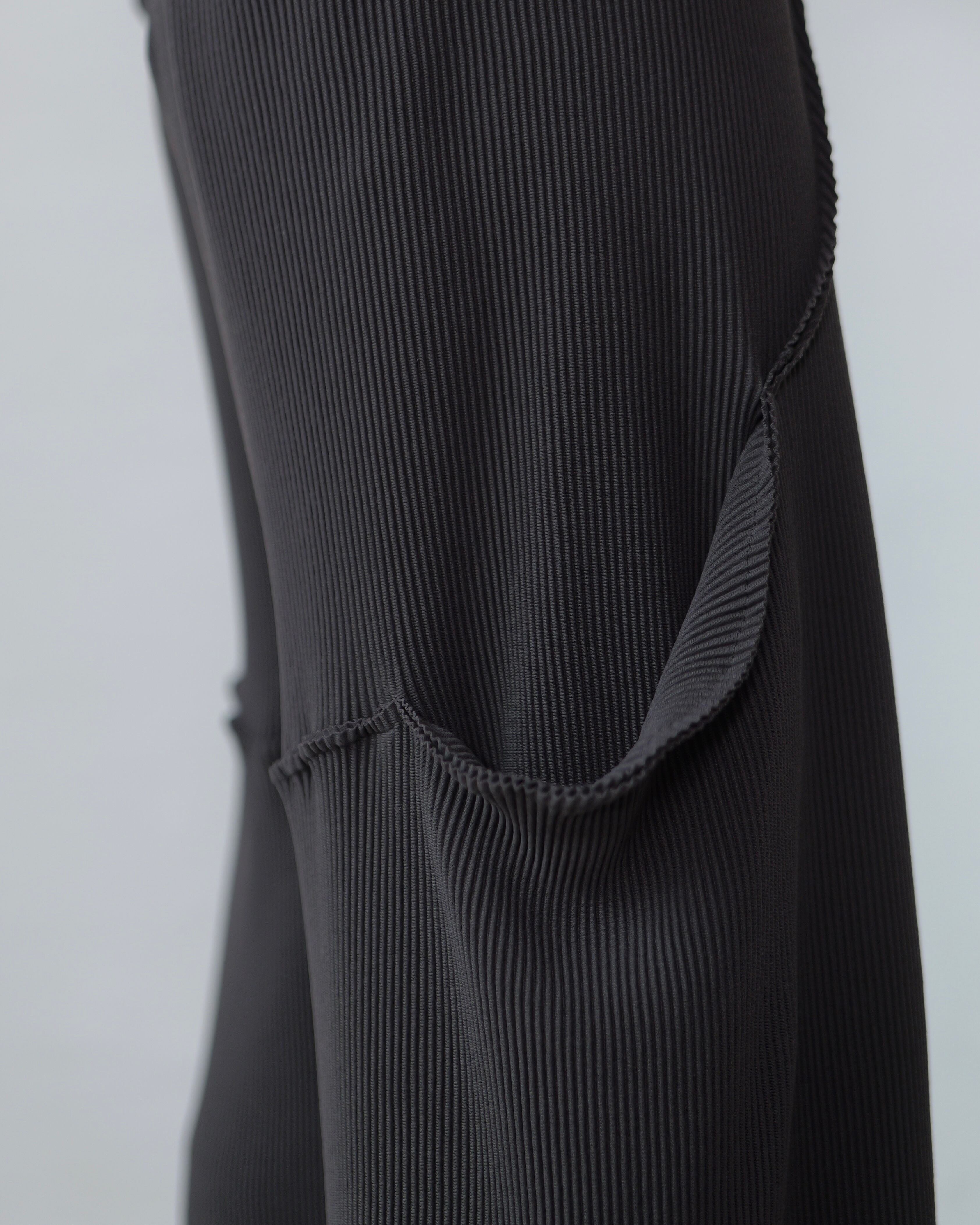 kotohayokozawa - CRISP CURVED POCKET PANTS ：Charcoal｜5mmプリーツ