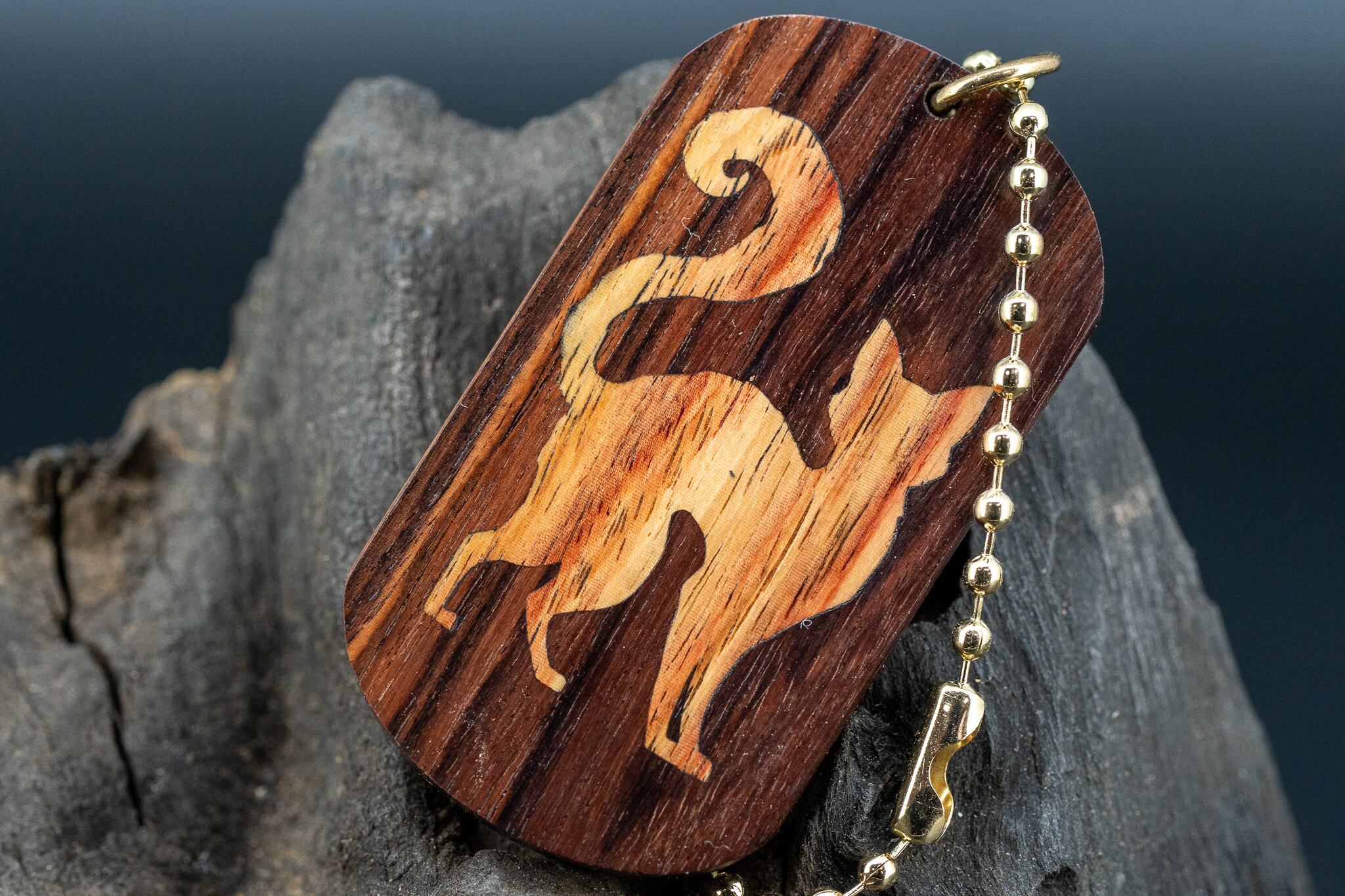 ※【王室御用達 】 キングウッド ドッグタグ 象嵌 探る視線