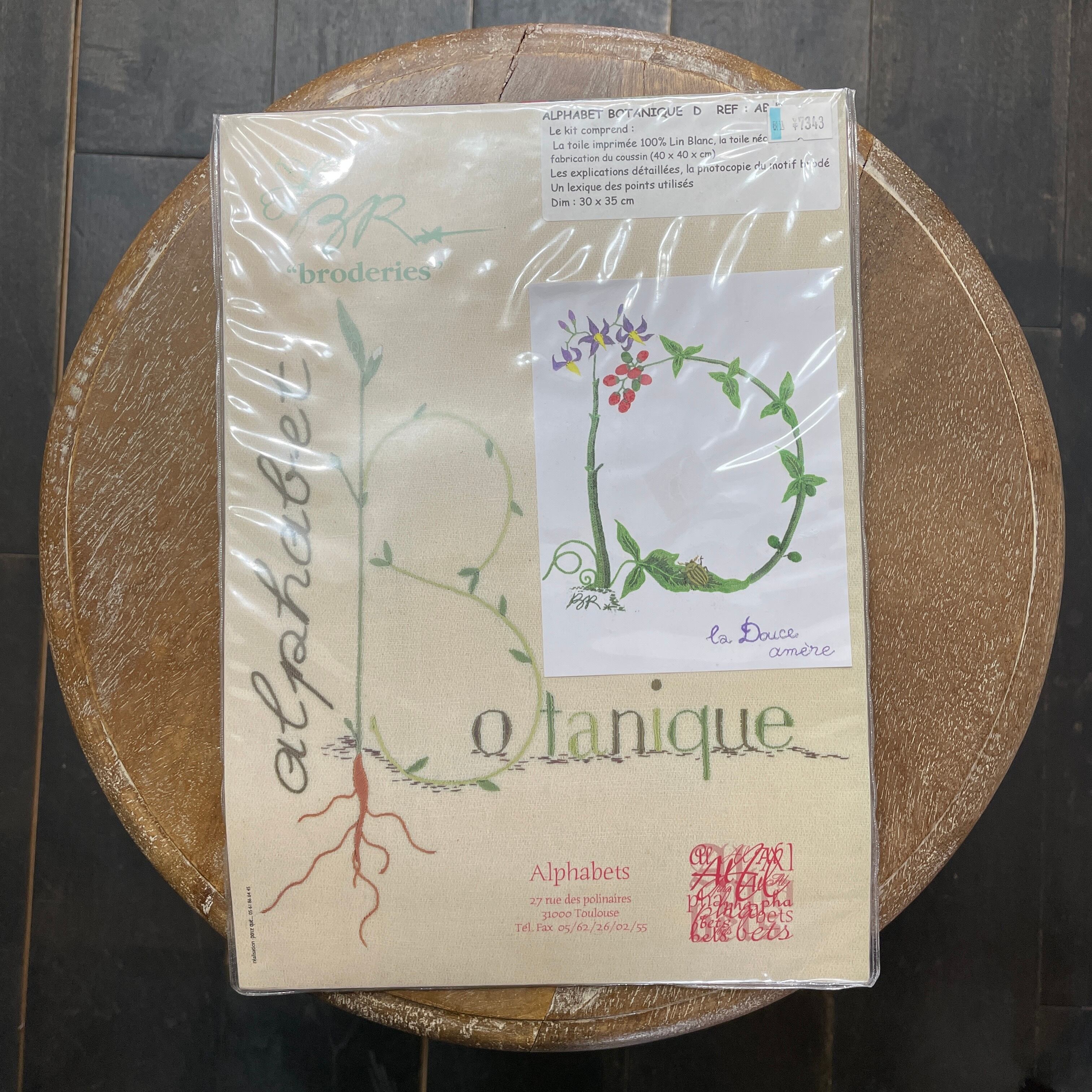 Alphabets (アルファベ)刺繍キット・Botanique " D " ウッディナイトシェード(ダルカマラ)