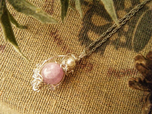 儚げクンツァイトのワイヤーペンダント