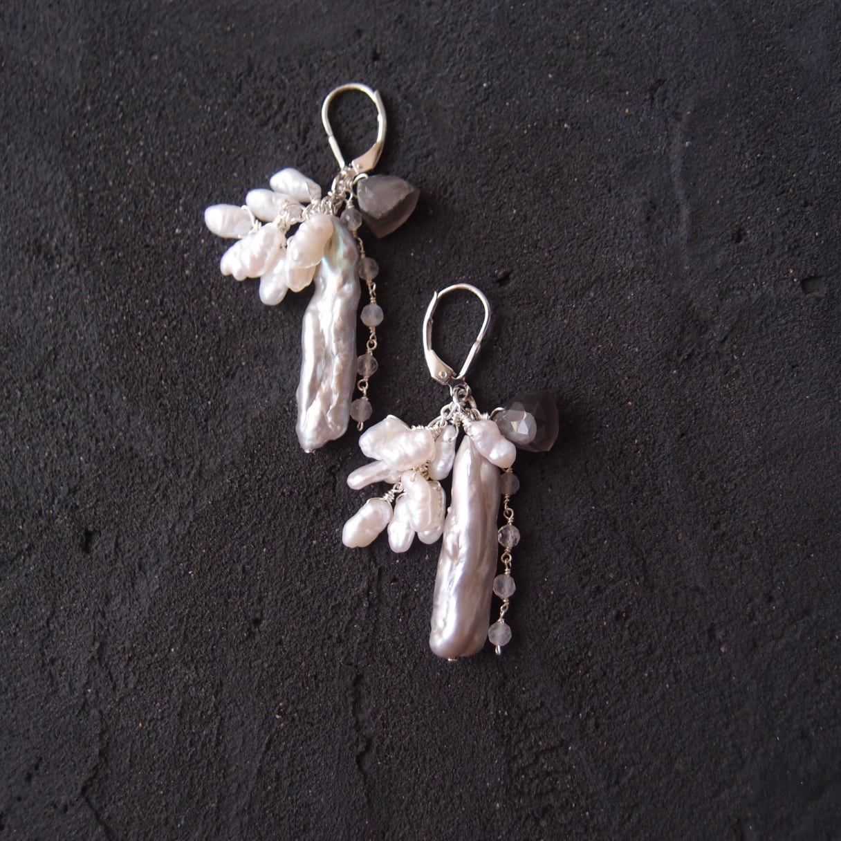 【SV】Misty Pearl Fringe Earrings /ミスティパールフリンジピアス フレンチフック(White × Gray)