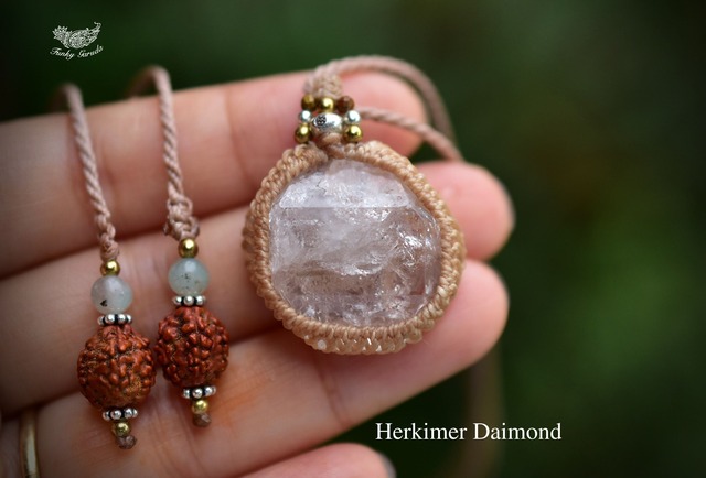 純白の煌めき★虹入り★ハーキマー水晶 原石 マクラメペンダントhky004