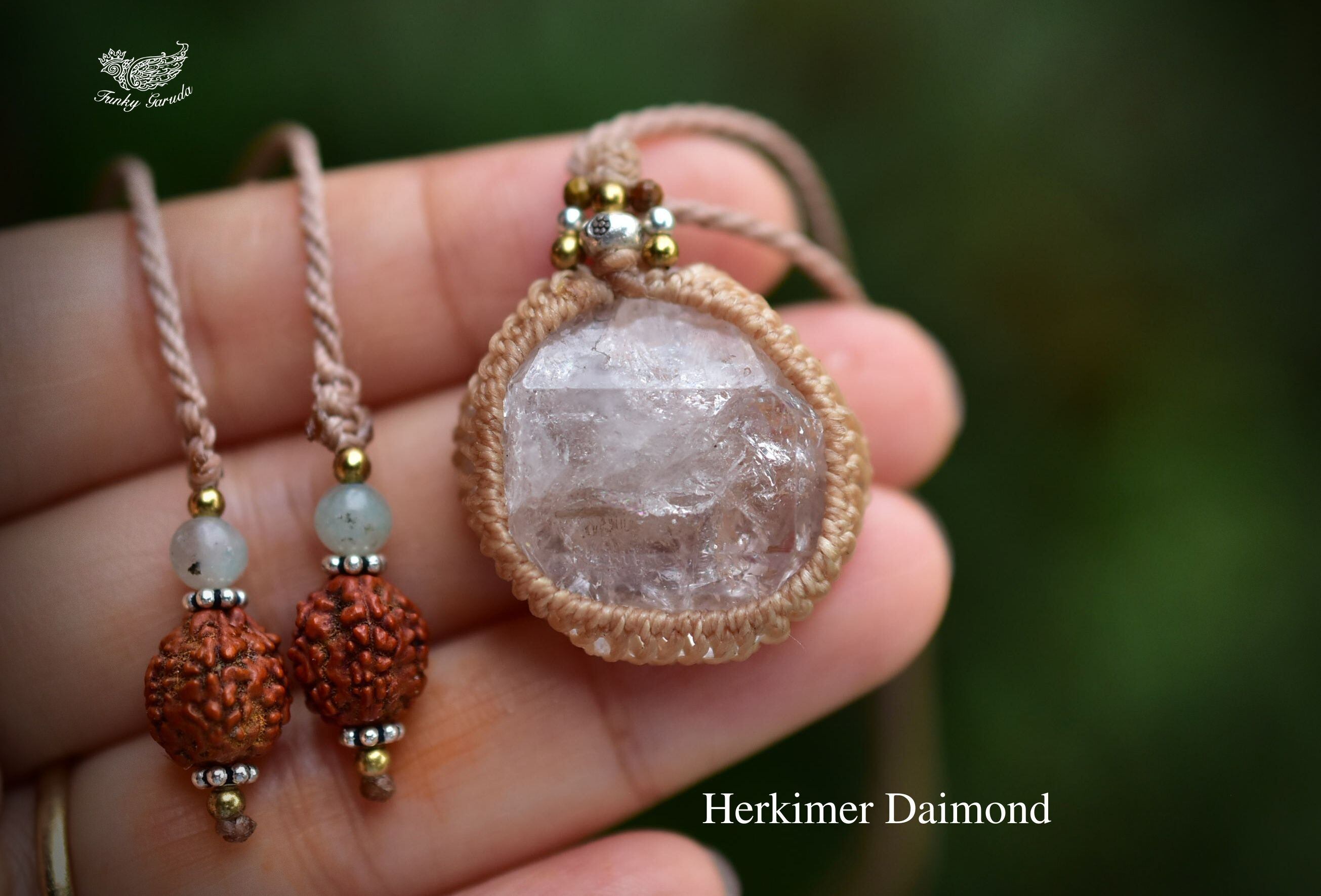 純白の煌めき★虹入り★ハーキマー水晶 原石 マクラメペンダントhky004