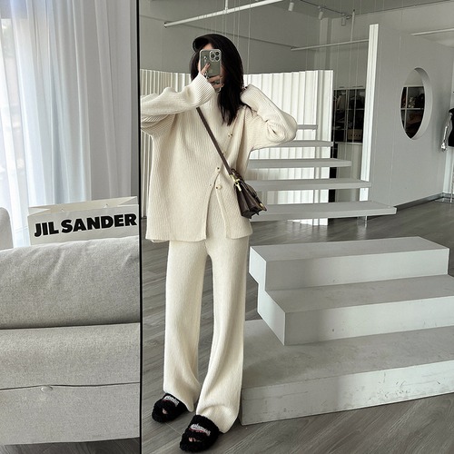 トップス パンツ ボトムス ニット セーター セットアップ レディース ロングパンツ ロング 長袖 ハイネック フェミニン ボタン ニット かわいい 大人可愛い きれいめ シンプル 上品 おしゃれ レトロ ガーリー 抜け感 ラブリー キュート ベーシック ナチュラル 無地 秋 冬 お出かけ お泊まり レストラン 休日 ショッピング 楽ちん 暖かい 防寒 普段使い 着回し トレンド 流行 インスタ映え 定番 フリーサイズ 白 ホワイト 黒 ブラック グレー ベージュ ベーシックカラー 大人カラー 秋カラー