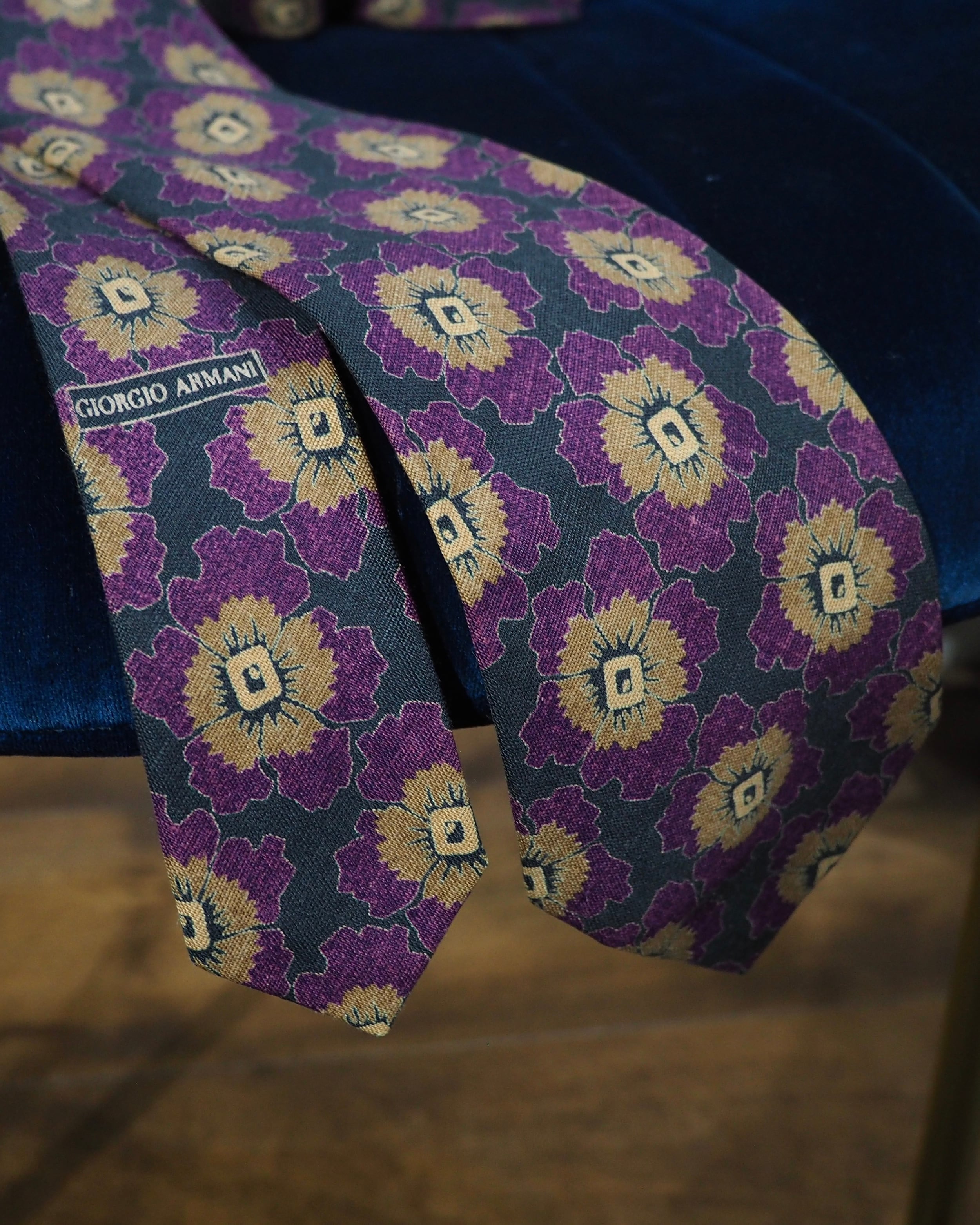 " Giorgio Armani ‐ Made in Italy " Beautiful Flower All over pattern vintage linen Tie