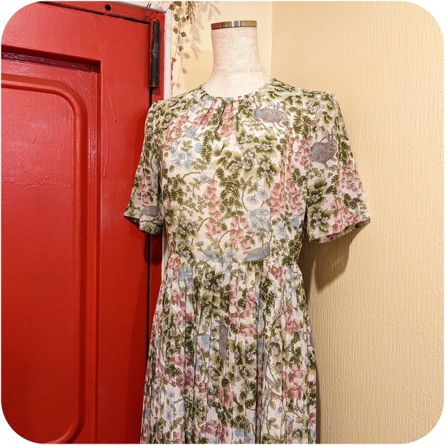 クラシカルなパステルカラーのアニマル ボタニカル柄ワンピース 古着屋キャバレー