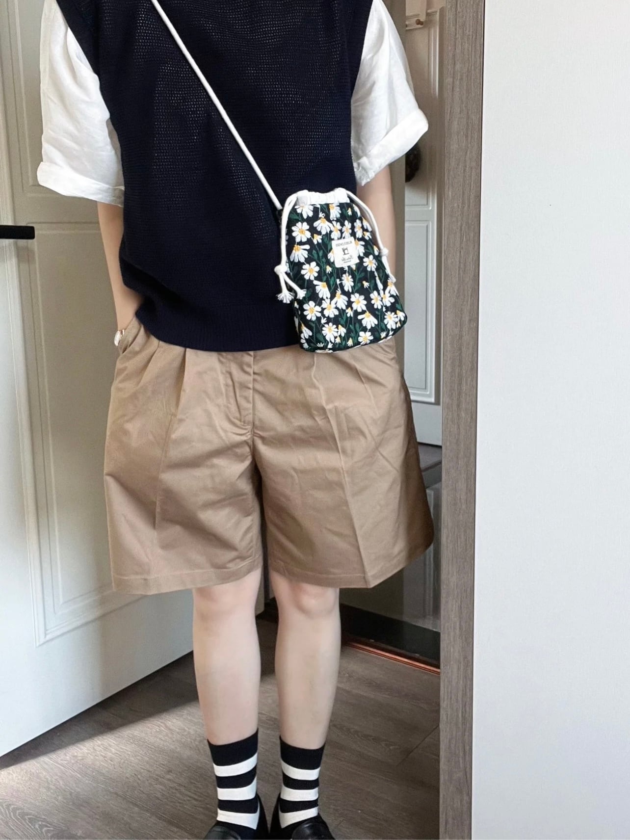 ハンドメイドリネン服　とスマホショルダーバック2点 予約販売｝【デイジー刺繍の巾着スマホショルダー】コットンリネン生地