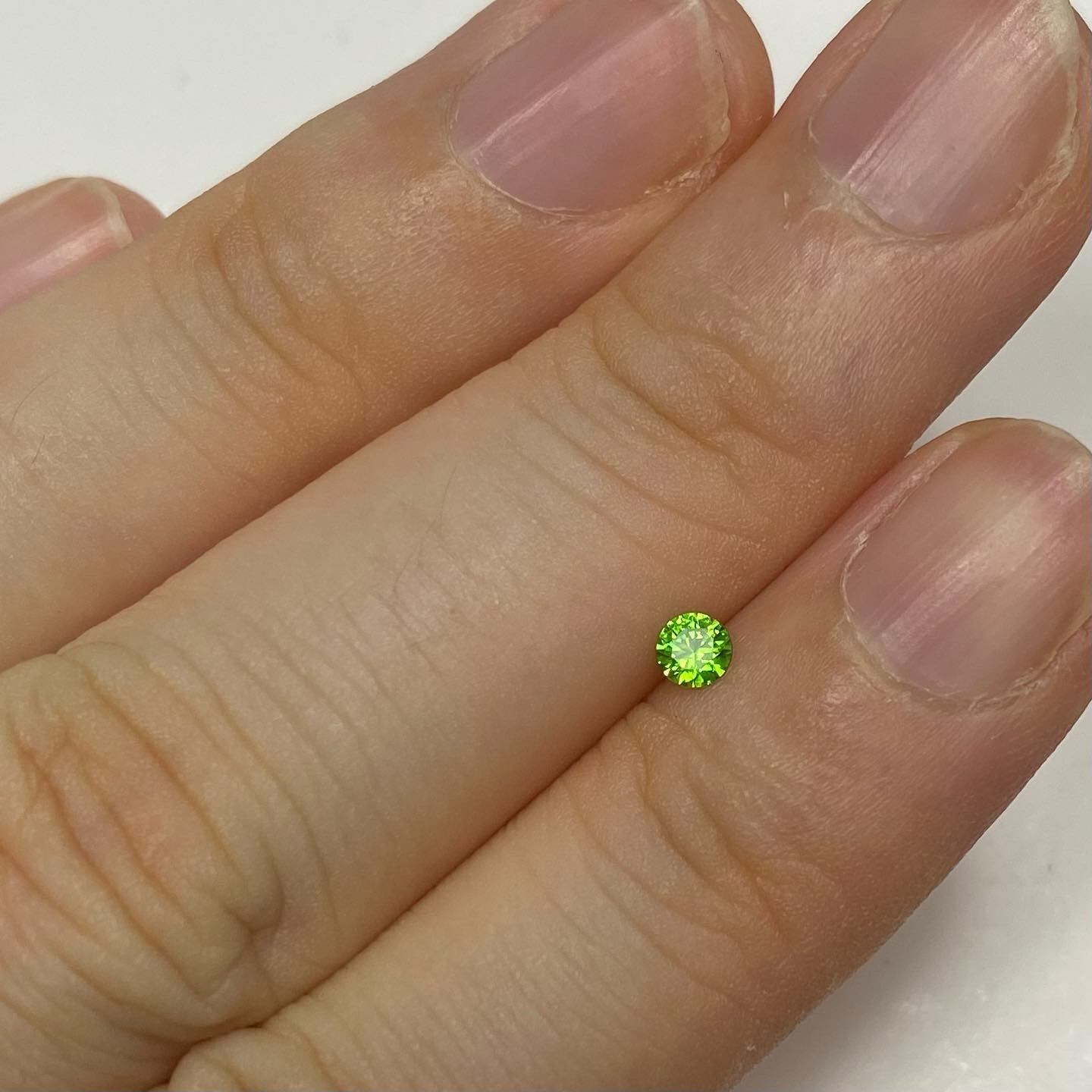 綺麗なホーステール入り ロシア産デマントイドガーネット