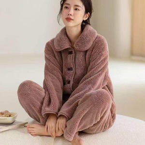 【送料無料】 パジャマ ナイトウェア ルームウェア トップス ボトム ロング もこもこ ふわふわ 厚手 あったか 寒さ対策 長袖 Vネック 襟付き ポケット ボタン 厚手生地 フリース 可愛い 大人可愛い シンプル カジュアル コンサバ おしゃれ こなれ感 ラグジュアリー 無地 冬 レディース 女性用 30代 40代 部屋着 普段使い リモートワーク ファッション コーデ スタイル 楽ちん 体型カバー 垢抜け 定番 リラックスタイム