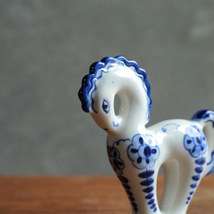 白と青のコントラストが美しい、磁器の馬