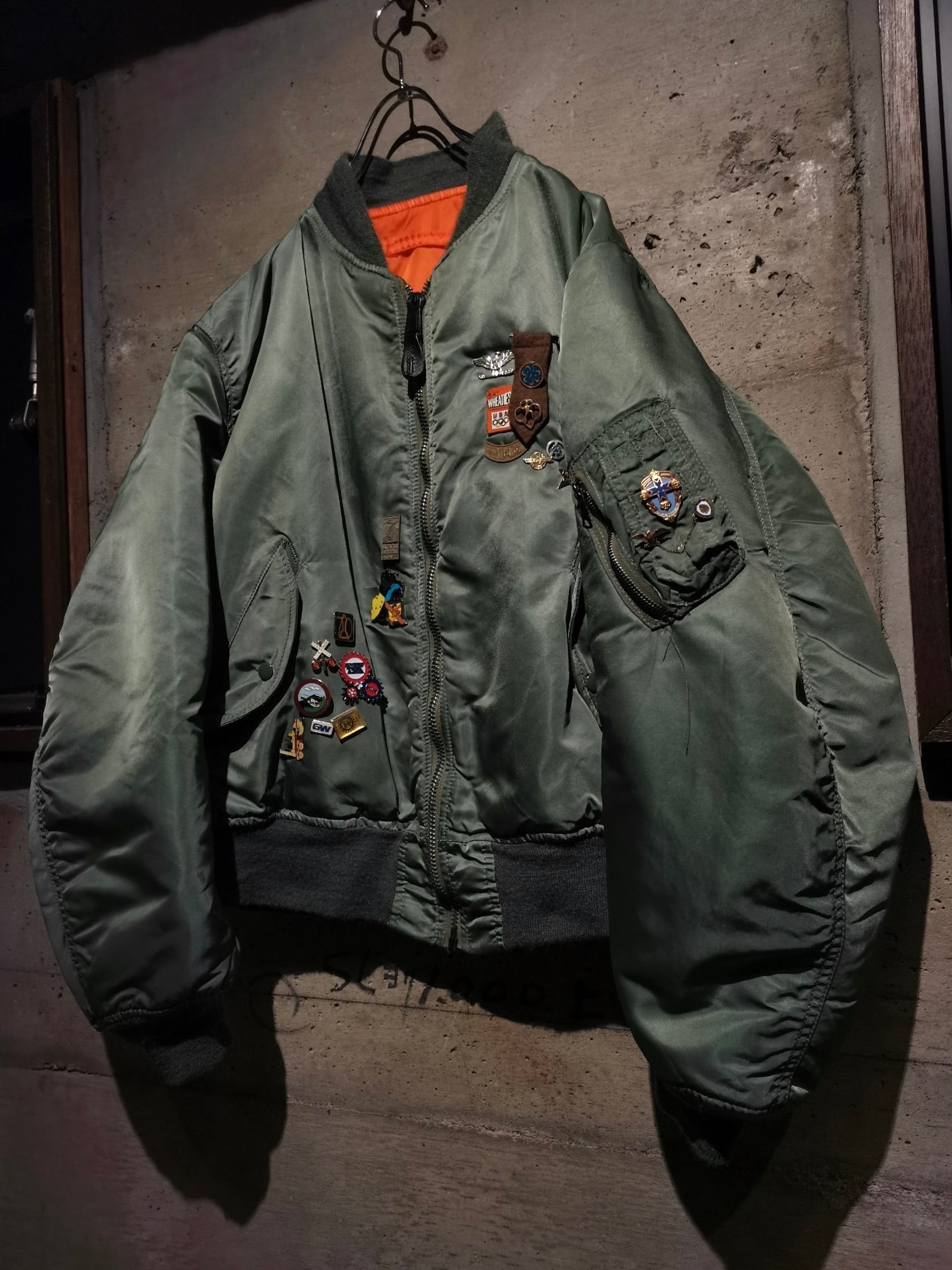 Caka】“ALPHA INDUSTRIES” Vintage Pins Custom MA-1 Flight Jacket