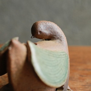 焼き物のぬくもり感じる、鳥のお香置き