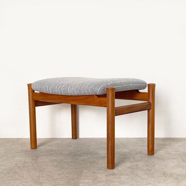 Foot stool model 4365 by Søren Hansen for Fritz Hansen / CH030