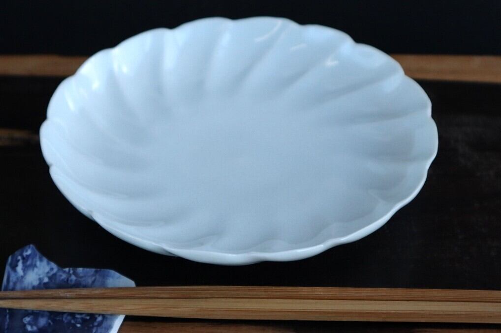 京焼 清水焼》白磁ねじり菊文五寸皿 | 陶つちやま